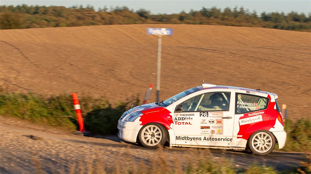 Frank Nielsen og Per Brodersen udbyggede deres 2. plads i R2 Cuppen, og forsvarede deres 2. plads i kampen om Danmarksmesterskabet rally i klasse 4
(Foto: Elkjaerfoto.dk)